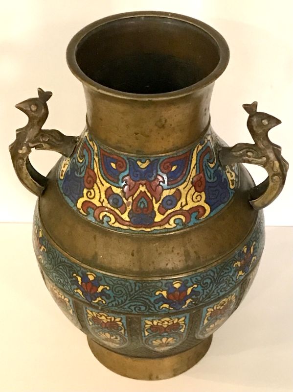 Photo 2 of ANTIQUE JAPANESE CHAMPLEVE ENAMELED BRONZE URN VASE WITH CHINESE DESIGN, FIGURAL PEACOCK BIRD-FORM HANDLES 14.5
