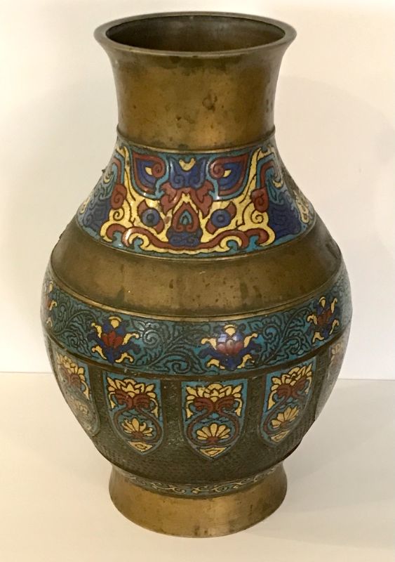 Photo 4 of ANTIQUE JAPANESE CHAMPLEVE ENAMELED BRONZE URN VASE WITH CHINESE DESIGN, FIGURAL PEACOCK BIRD-FORM HANDLES 14.5
