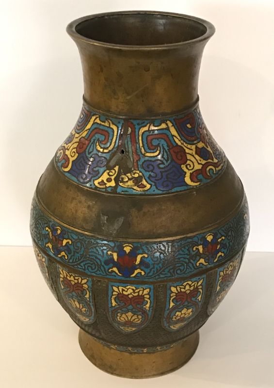 Photo 7 of ANTIQUE JAPANESE CHAMPLEVE ENAMELED BRONZE URN VASE WITH CHINESE DESIGN, FIGURAL PEACOCK BIRD-FORM HANDLES 14.5
