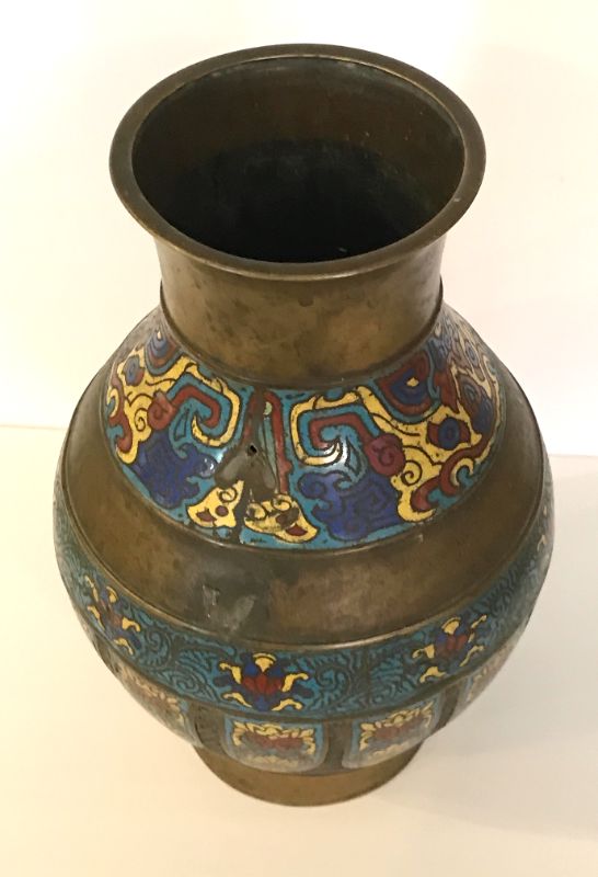 Photo 6 of ANTIQUE JAPANESE CHAMPLEVE ENAMELED BRONZE URN VASE WITH CHINESE DESIGN, FIGURAL PEACOCK BIRD-FORM HANDLES 14.5
