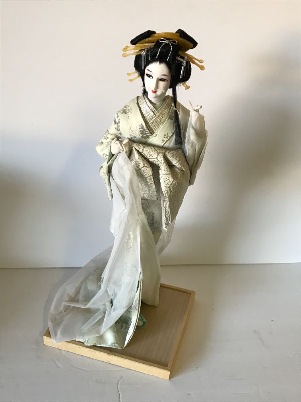 Photo 2 of VINTAGE JAPANESE “SNOW QUEEN “GEISHA DOLL - PURCHASED IN JAPAN 1960’s - A LITTLE REPAIR NEEDED