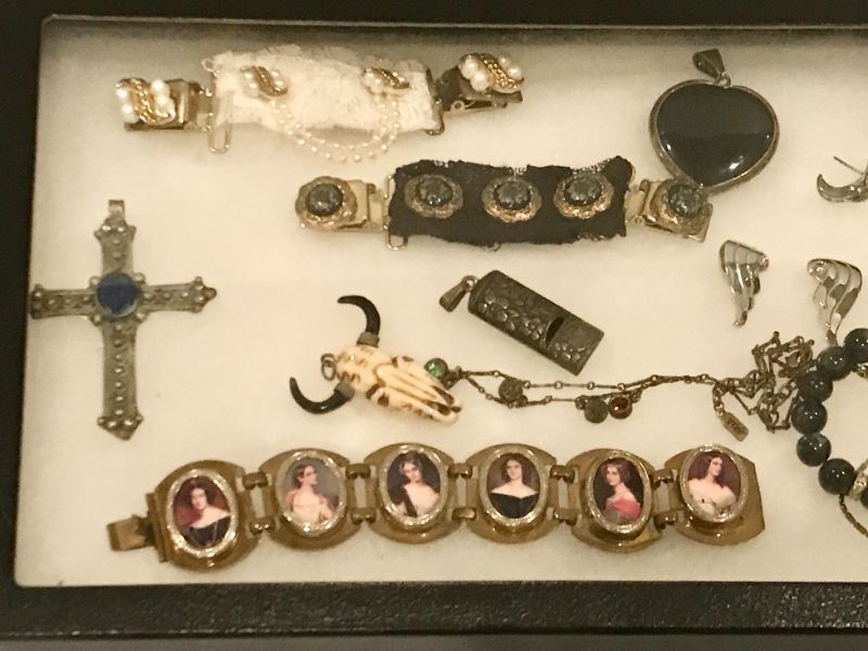 Photo 3 of VINTAGE COSTUME JEWELRY WITH CASE