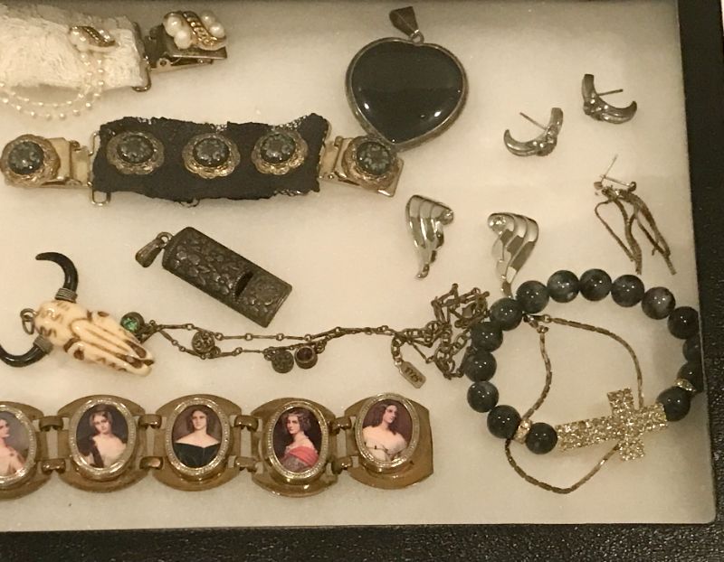 Photo 2 of VINTAGE COSTUME JEWELRY WITH CASE