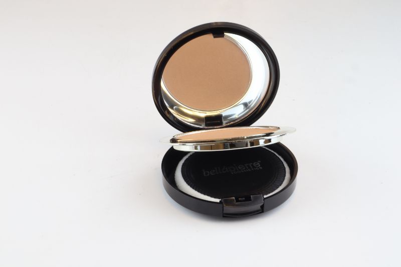 Photo 3 of 5 IN 1 MINERAL COMPACT FOUNDATION USED AS CONCEALER FINISHING POWDER OR SETTING POWDER FULL COVERAGE THAT IS NOT PATCHY OR CAKEY SPF 15 NOURISHES SKIN JOJOBA OIL MICA ZINC OXIDES AND HONEYSUCKLE FLOWER EXTRACT NEW