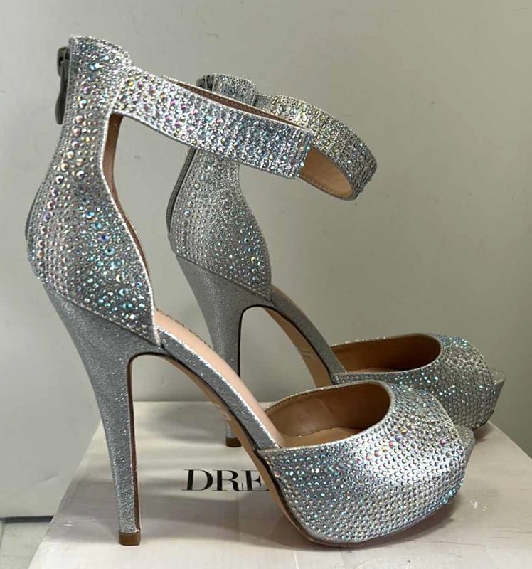 Photo 1 of NEW WOMENS SHOES -  DREAM PAIRS SILVER SPARKLE HEELS SIZE 9,5