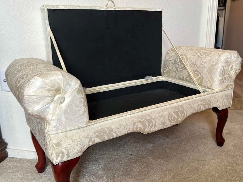 Photo 3 of VINTAGE IVORY ROSE PRINT UPHOLSTERED ENTRYWAY STORAGE BENCH- 41 x 21 x 17