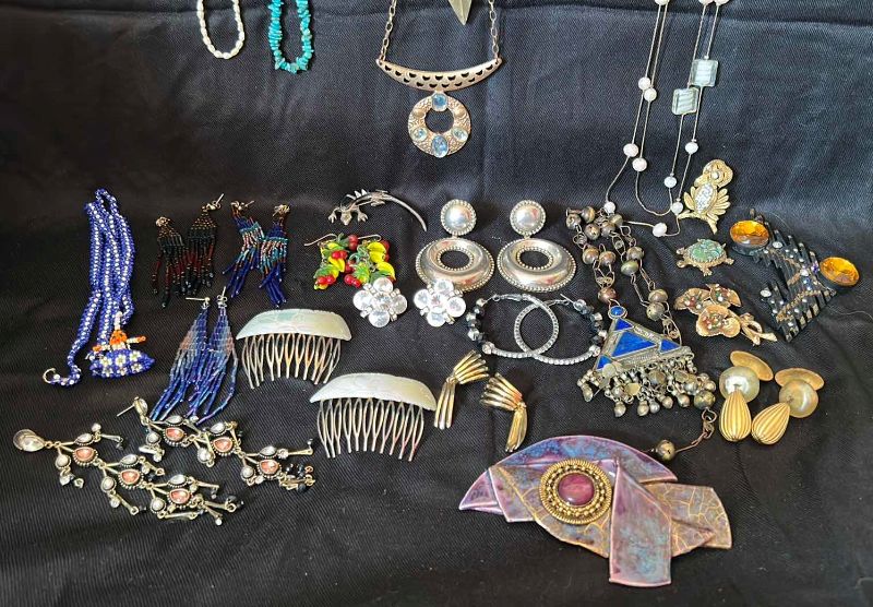 Photo 3 of AN ASSORTMENT OF COSTUME JEWELRY