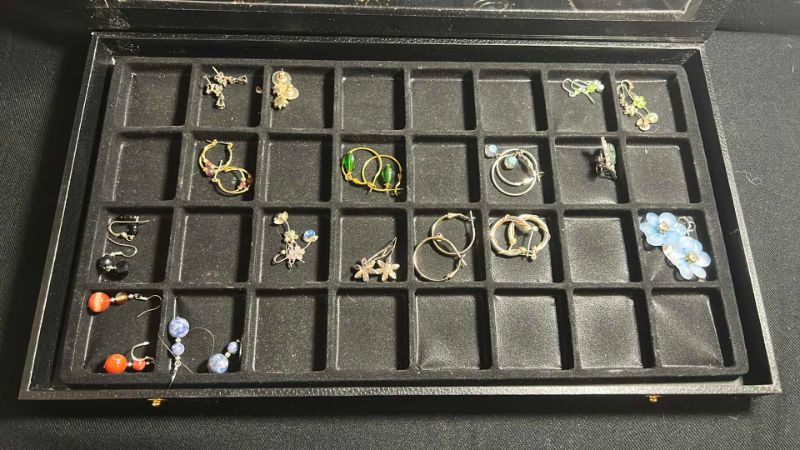 Photo 3 of 32 SLOT JEWELRY CASE WITH COSTUME EARRINGS