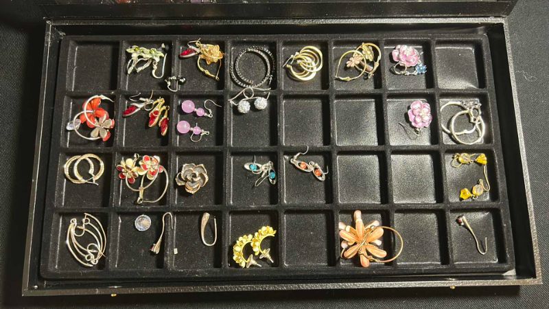 Photo 4 of 32 SLOT JEWELRY CASE WITH COSTUME EARRINGS