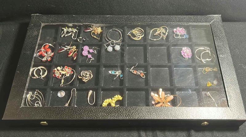 Photo 2 of 32 SLOT JEWELRY CASE WITH COSTUME EARRINGS