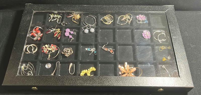 Photo 5 of 32 SLOT JEWELRY CASE WITH COSTUME EARRINGS