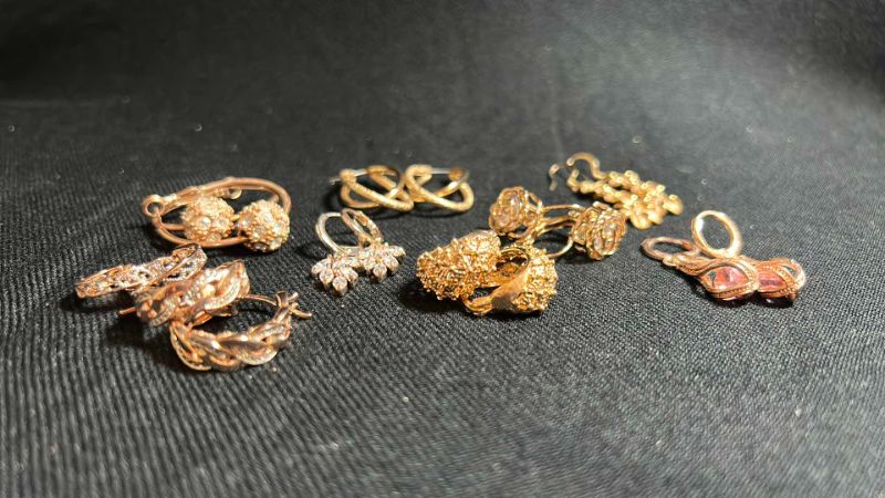 Photo 4 of 9 PAIRS OF ROSE GOLD TONE EARRINGS