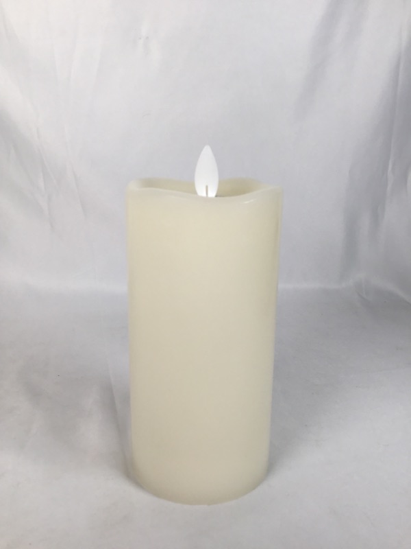 Photo 1 of 6 INCH FLAMESSLESS CANDLE 2.5 DIAMITER INCHES BATTERY OPERATED USED 