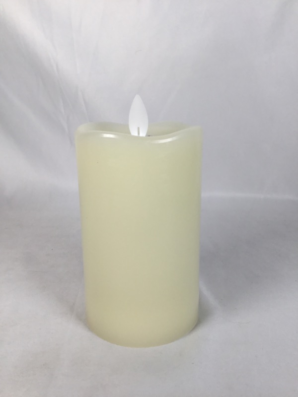 Photo 1 of 5 INCH FLAMESSLESS CANDLE 2.5 DIAMITER INCHES BATTERY OPERATED USED 