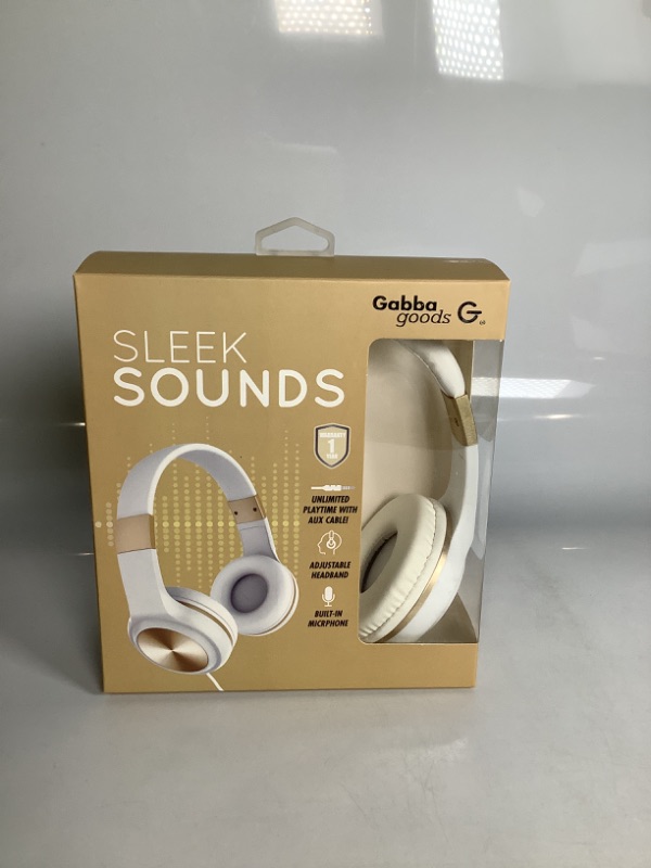 Photo 1 of SLEEK SOUNDS UNLIMITED PLAYTIME WIYH AUX CABE COLOR GOLD AND WHITE NEW