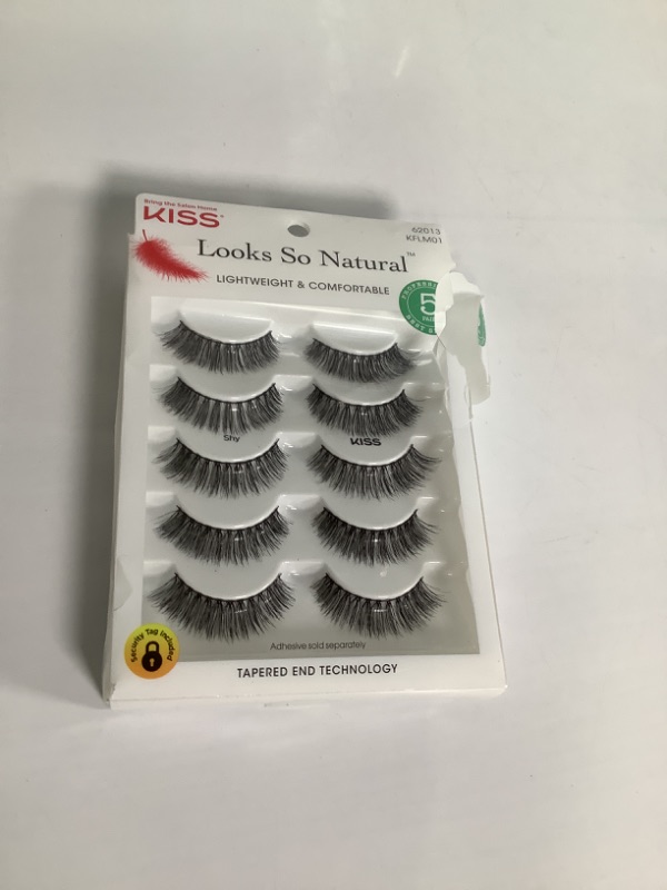 Photo 2 of Looks So Natural Lashes lightweight and comfortable new