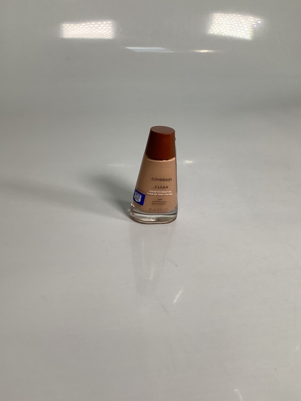 Photo 1 of COVERGIRL CLEAN LIQUID FOUNDATION 140 NEW