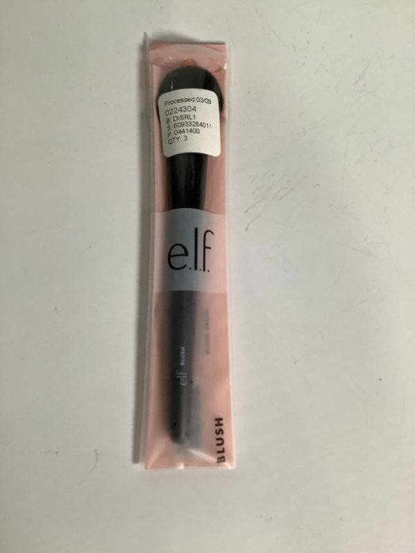 Photo 2 of e.l.f. Blush Brush, Soft & Absorbent Makeup Brush For Pressed Or Loose Blush & Bronzer, Made With Synthetic Bristles new