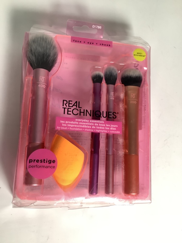 Photo 2 of REAL TECHINQUES EVERYDAY ESSENTIAL FOR BLUSH FOUNDATION,  SHADOW AND HIGHLIGHTER AND CONCEALER NEW