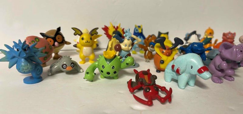 Photo 2 of POKÉMON NINTENDO MINIATURE FIGURINES 25 DIFFERENT ONES