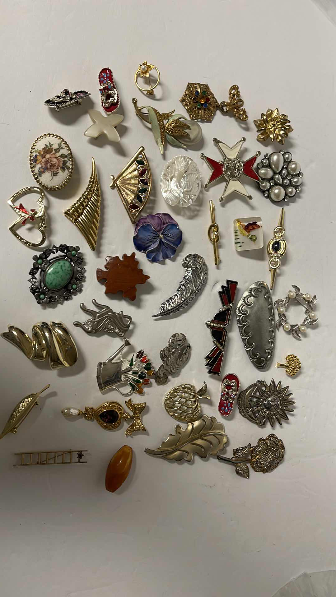 Photo 1 of VINTAGE BROOCHES
