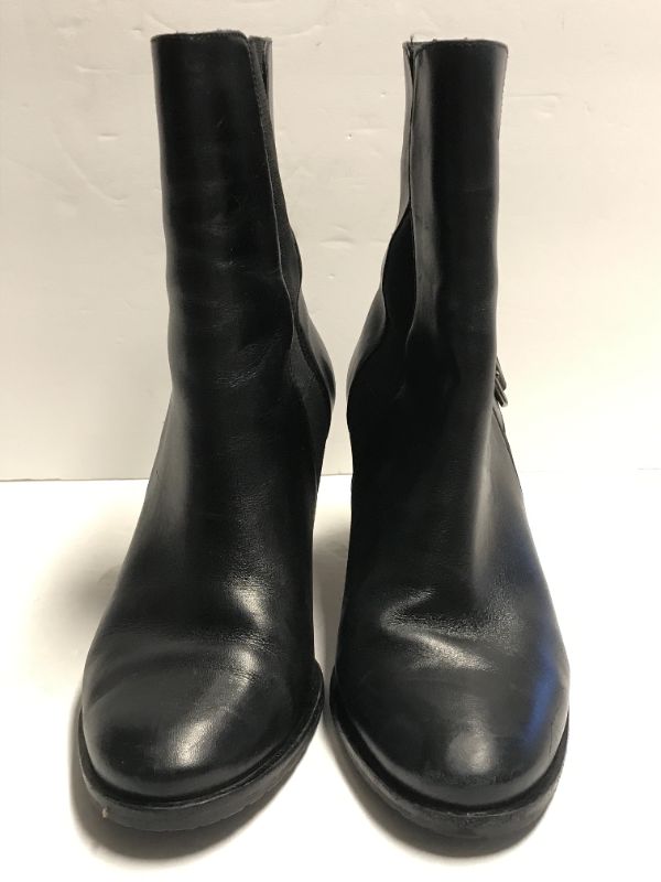 Photo 3 of COLE HAAN CALLAN SHOT BLACK BOOTS SIZE 8
USED CONDITION IN BOX WITH DUST COVER