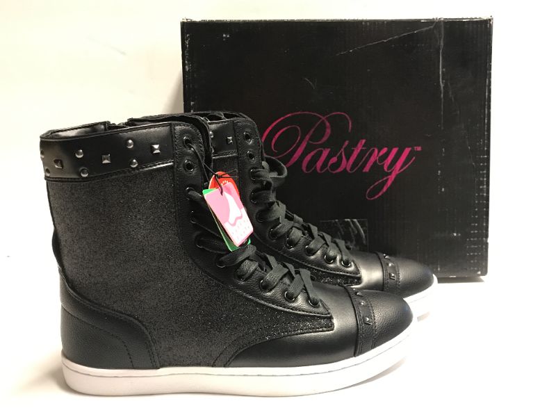 Photo 1 of PASTRY WOMENS HIP HOP
SHOES- MILITARY GLITZ
NEW IN BOX SIZE 8