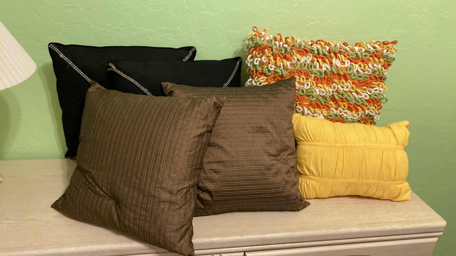 Photo 3 of 6 ASSORTED PILLOWS