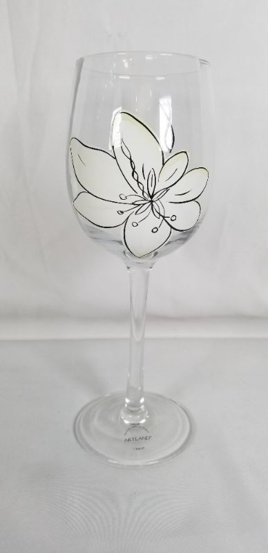 Photo 1 of WHITE FLOWER 14 OZ WINE GLASS NEW