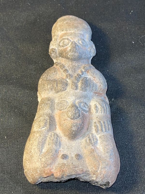 Photo 1 of PRE-COLUMBIAN 2,000 YEAR OLD MAYAN STATUE HIGH PRIEST HOLDING THE HEAD OF A MAN-SACRIFICE OFFERING H4.5”