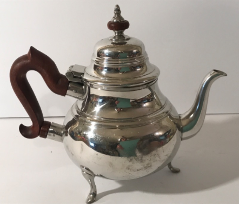 Photo 4 of VINTAGE SERVING ITEMS - IMPERIAL CRYSTAL CANDLE VODUM WILLIAMSBURG PEWTER TEAPOT & DE PONCEAU CANDY DISH / CATCH ALL AND MORE