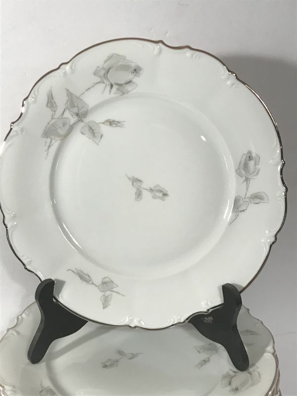 Photo 1 of HUTSCHENREUTHER SELB
LHS BAVARIA GERMANY
SYLVIA // PASCO
DINNER PLATES
SET OF 12 - 10”
MORE OF THE PATTERN IN AUCTION