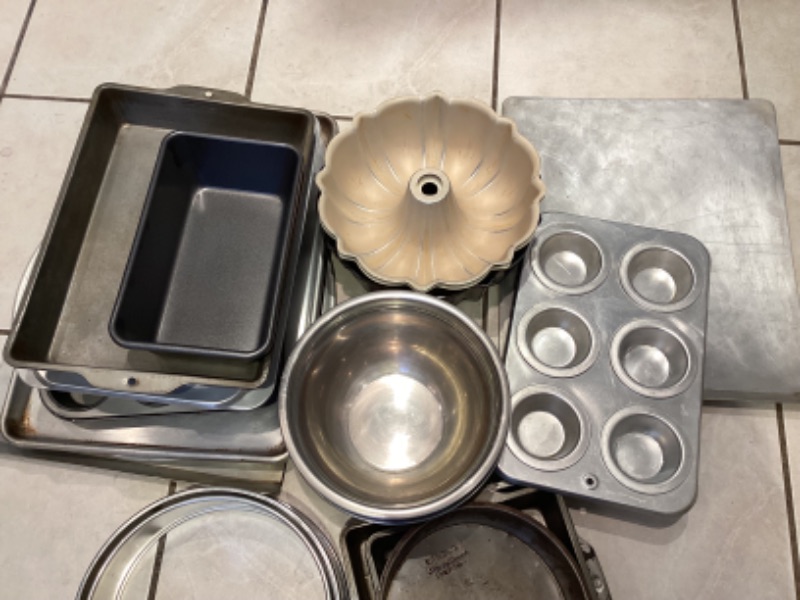 Photo 2 of BAKEWARE - SOME VINTAGE- MUFFIN  PANS, BUNDT PANS & MORE