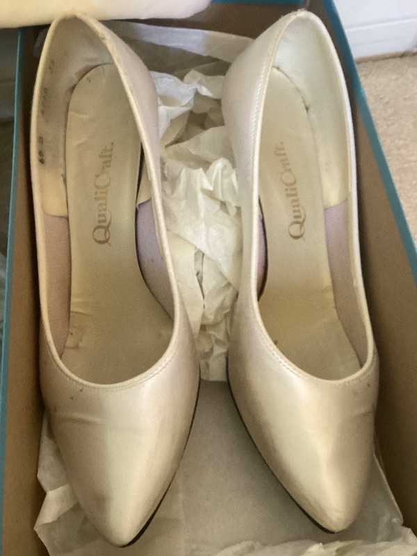 Photo 3 of VINTAGE SATIN SHOES & PURSE SIZE 6.5 & 7 
USED CONDITION