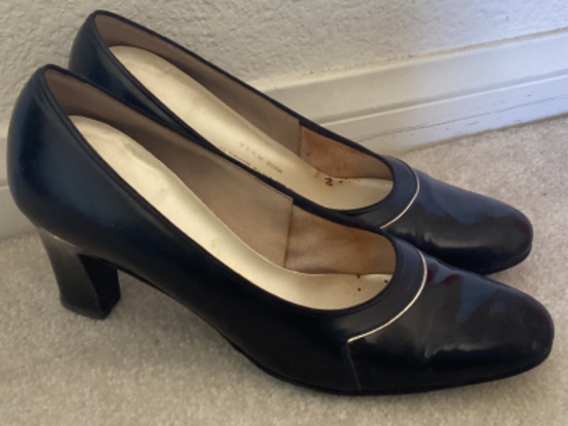 Photo 4 of WOMENS BLACK SHOES - NATURALIZER & NICOLE 
SIZE 6.5