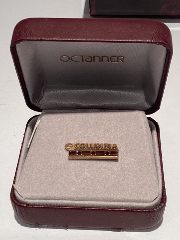 Photo 1 of 10K COLUMBIA 15 YEAR LAPEL PIN 2.7GTW