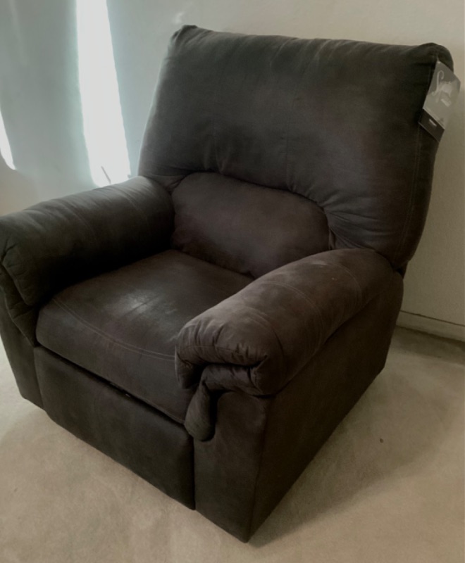 Photo 3 of SIGNATURE DESIGN RECLINER BY ASHLEY FURNITURE