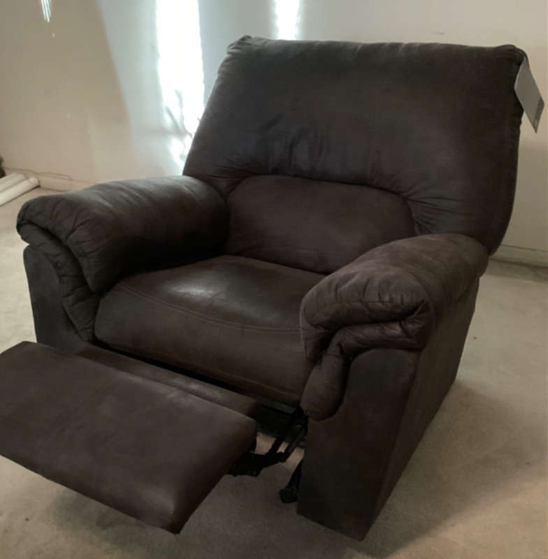 Photo 4 of SIGNATURE DESIGN RECLINER BY ASHLEY FURNITURE