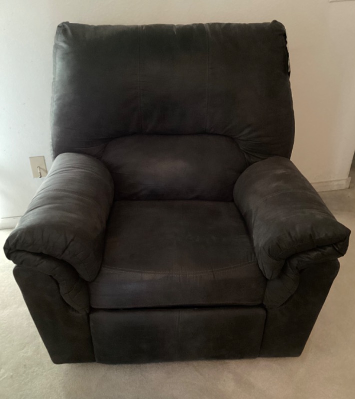 Photo 2 of SIGNATURE DESIGN RECLINER BY ASHLEY FURNITURE