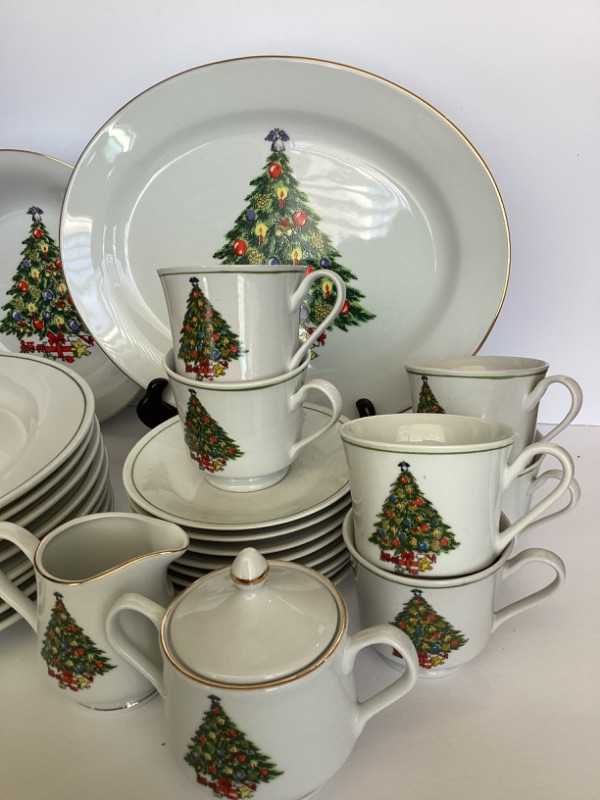 Photo 2 of VINTAGE ALCO INDUSTRIES CHRISTMAS DISHES