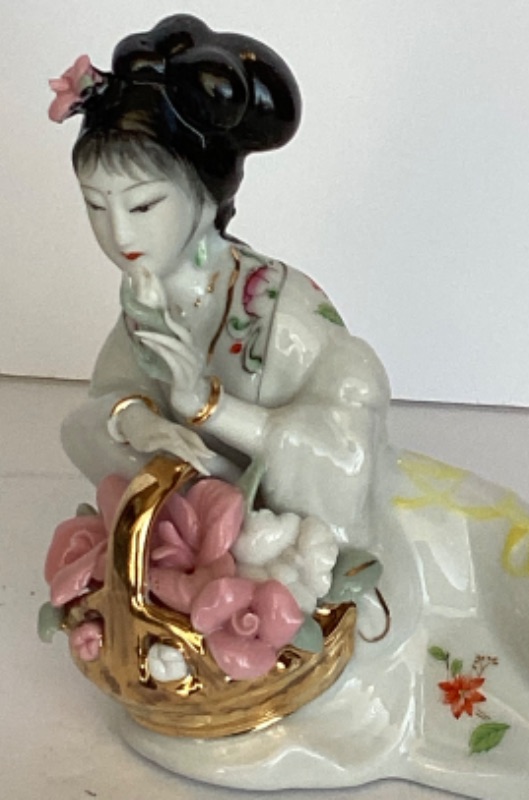 Photo 5 of BEAUTIFULLY DETAILED VINTAGE HAND PAINTED PORCELAIN GEISHA GIRL 6”