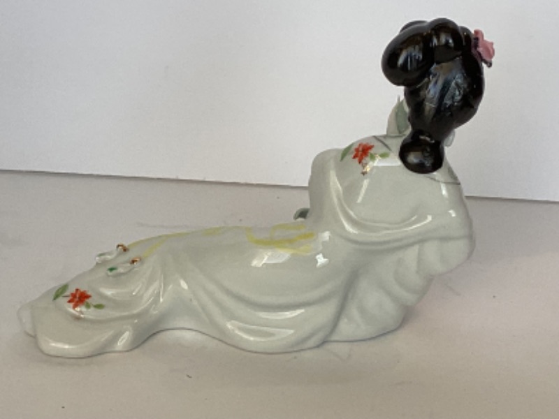 Photo 3 of BEAUTIFULLY DETAILED VINTAGE HAND PAINTED PORCELAIN GEISHA GIRL 6”