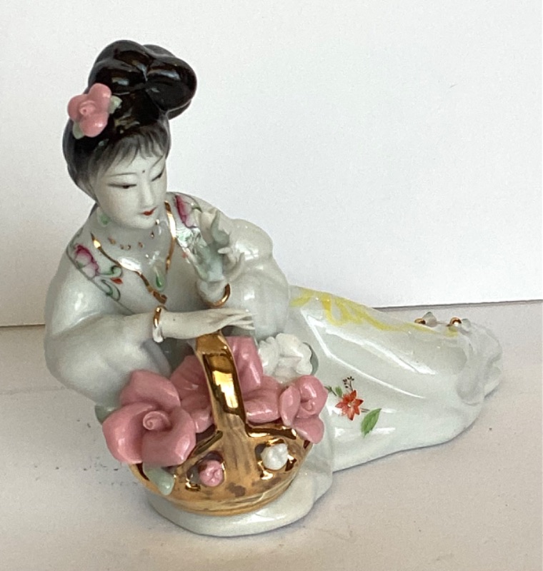 Photo 2 of BEAUTIFULLY DETAILED VINTAGE HAND PAINTED PORCELAIN GEISHA GIRL 6”