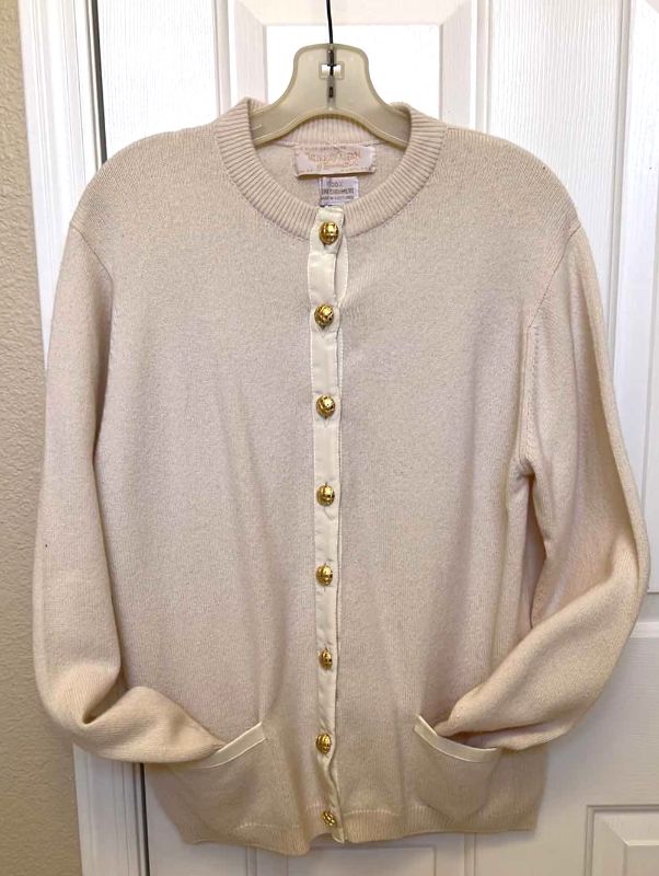 Photo 1 of VINTAGE MURRAY ALLEN 100% OFF WHITE PURE CASHMERE LADIES SWEATER (M-L)