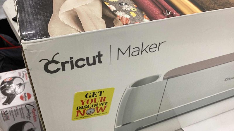 Photo 3 of CRICUT SMART CUTTING MACHINE