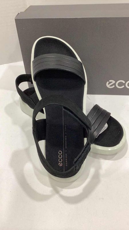 Photo 2 of ECCO WOMEN SANDAL SIZE 9.5