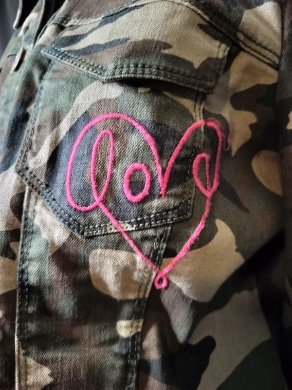 Photo 3 of WOMENS ELLEN DEGENERES EV1 CAMOUFLAGE LOVE BUTTON DOWN JACKET SIZE MEDIUM