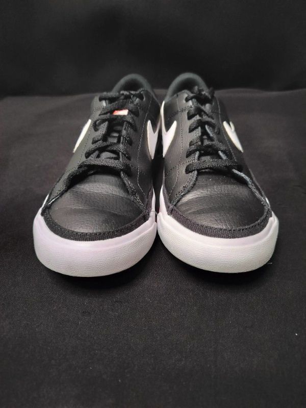 Photo 3 of BOYS NIKE COURT LEGACY SIZE 4Y