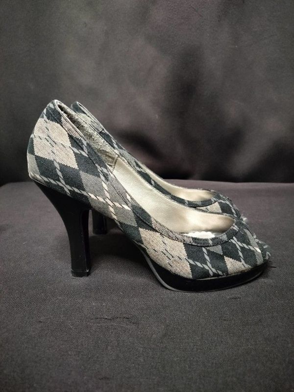 Photo 1 of WOMENS PLAID MADDEN PUMP SIZE 8