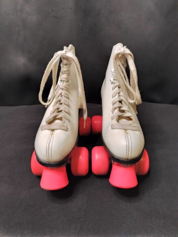 Photo 2 of MAGNA 700 ROLLER DERBY SKATES SIZE 5